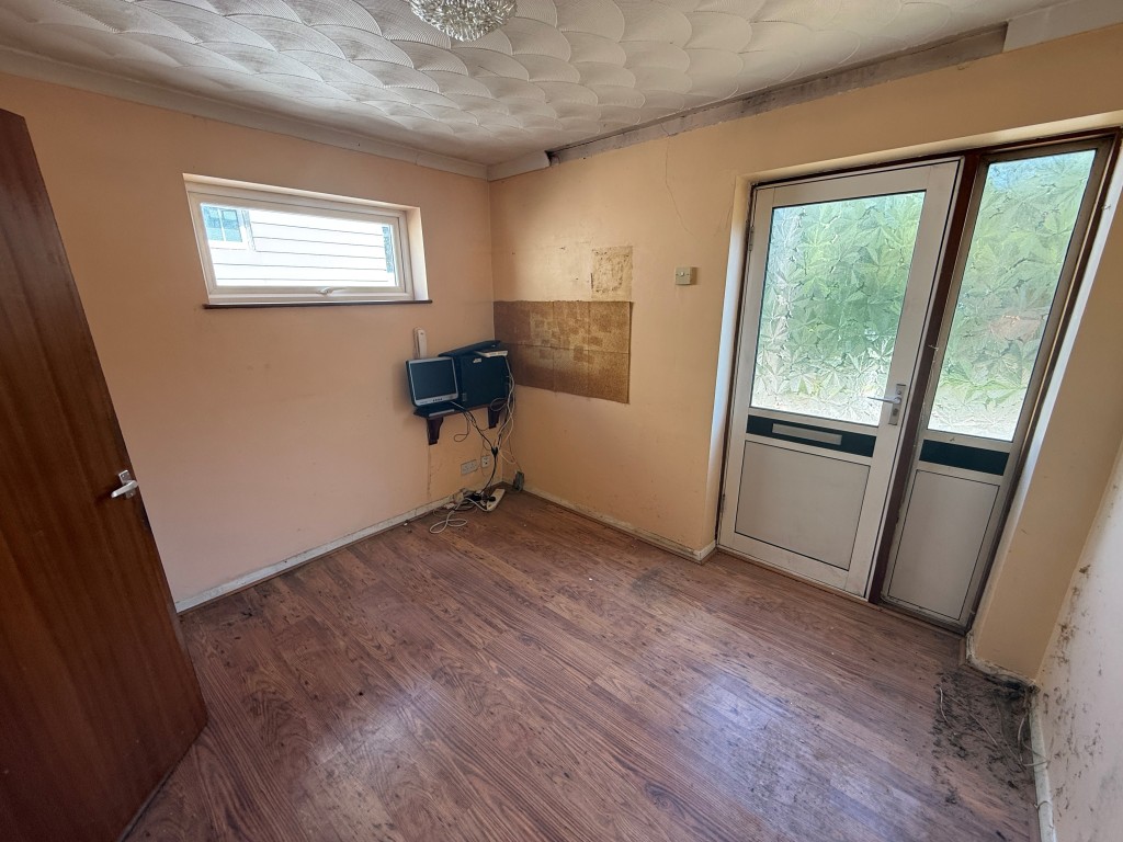 Lot: 171 - DETACHED HOUSE AND ASSOCIATED LAND WITH POTENTIAL - Reception room